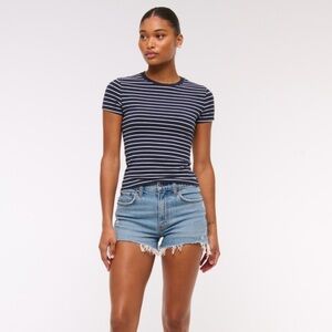 NWT Abercrombie High Rise Mom Short in Medium Wash